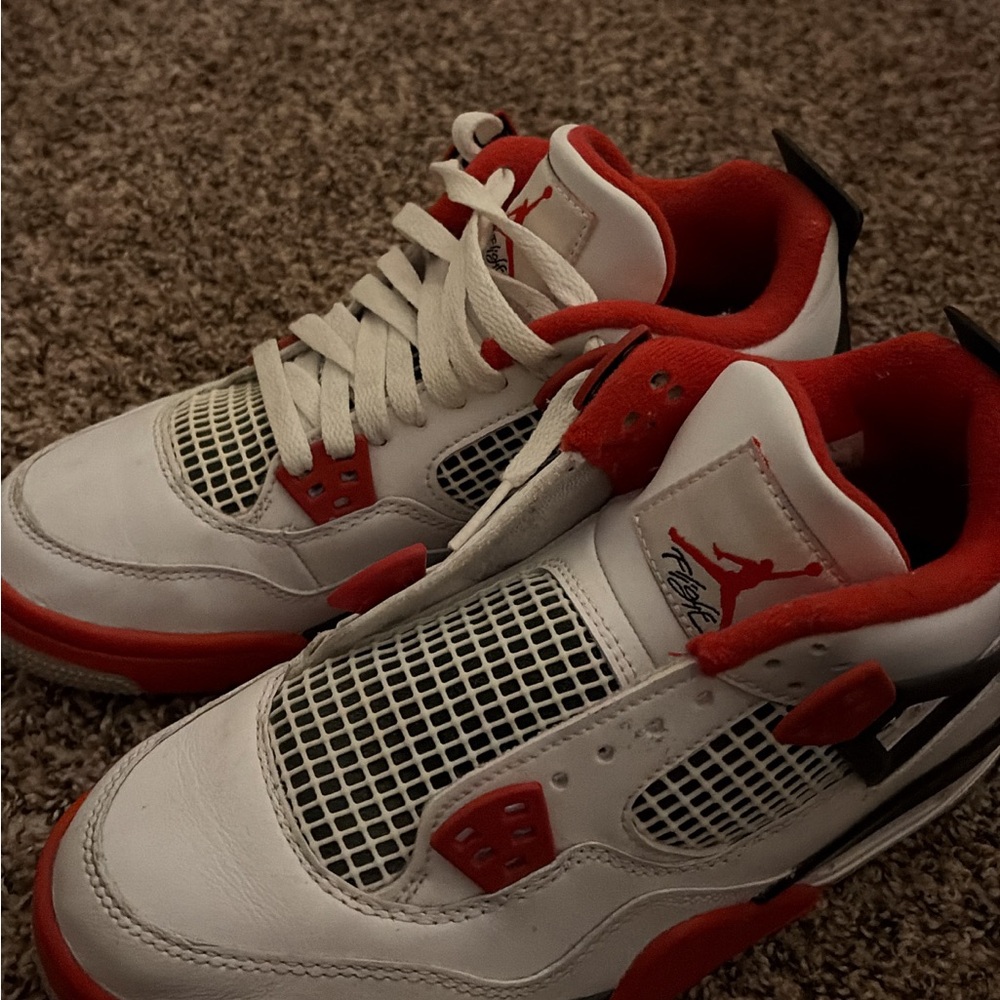 women’s/ youth air jordan 4 fire red sneakers size 5.5 in youth barely worn